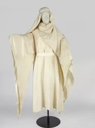 Túnicas árabes y un tocado, conocido como keffiyah, perteneciente a T E Lawrence