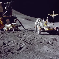 Astronauta James Irwin cargando el Vehículo de Exploración Lunar en el sitio de aterrizaje Hadley-Apennine