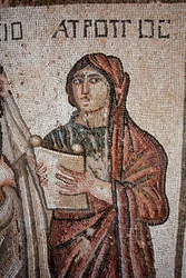 Atropos - Una de las tres Moiras representada con un pergamino abierto en el que estaba inscrita la vida de Aquiles - Detalle del panel que representa el primer baño de Aquiles - Mosaicos de Pafos, Villa de Teseo, siglo V d.C. - Chipre - Representación de 