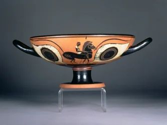 Copa de ojos de figuras negras áticas, con decoración añadida en rojo y blanco que representa un caballo y un jinete, 480-450 a.C.