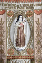 Estandarte: "Santa Teresa del Niño Jesús, ruega por nosotros", Honfleur, Francia