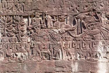 Bajorrelieves en el lado oeste del templo de Bayon que representan soldados jemeres marchando, sitio arqueológico de Angkor, Camboya (foto)
