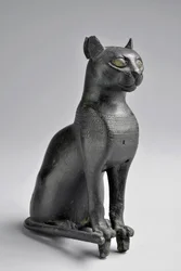 Bastet. Estatuilla moldeada en bronce (metal). Baja Época (750-332 a.C.) Egipto - Dim en cm 13 - Número de inventario 735, Musee d