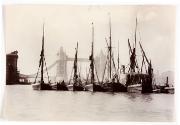 Barcos amarrados en el Tower Bridge