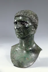 Cabeza de bronce de un hombre, romana, principios del siglo I a.C. o siglo II d.C.