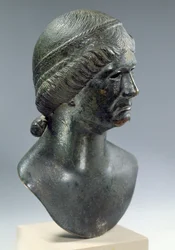 Cabeza de bronce de una mujer, a veces identificada como Marciana, romana