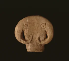 Amuleto de cabeza de toro, egipcio predinástico, Naqada IIa, c.3500 a.C.