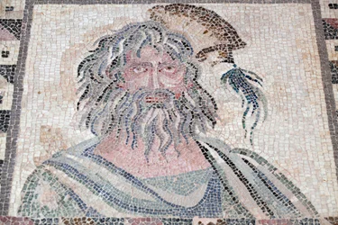 Busto de Invierno - Detalle del panel de las Cuatro Estaciones - Mosaicos de Pafos, Casa de Dionisio - Final del siglo II d.C. - Chipre - Personificación del Invierno - Detalle del mosaico de las cuatro estaciones - Mosaicos de Pafos, Casa de Dionisio - Fi
