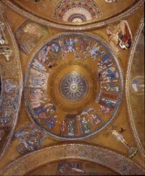 Arquitectura bizantina: vista de la cúpula con mosaicos sobre fondo dorado
