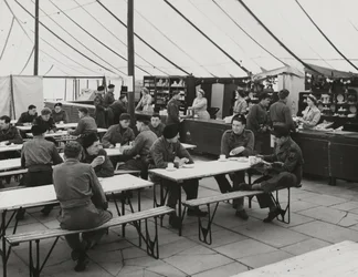 Tienda de cantina, campamento de verano de Weybourne, abril de 1954
