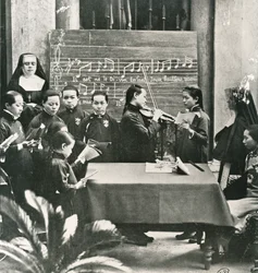 Práctica de villancicos en una misión francesa en China, principios del siglo XX (foto en blanco y negro)