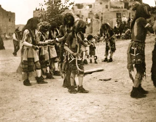 Llevando las serpientes 1900 (foto)