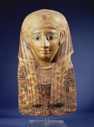 Cartonaje de tocado de momia con peluca de lóbulo, los ojos incrustados con obsidiana y alabastro, egipcio, Período Tardío (644-332 a.C.)