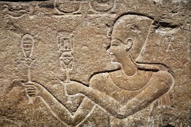 Cesarion entregando ofrendas a Horus e Isis, deatil, mediados del siglo I a.C.