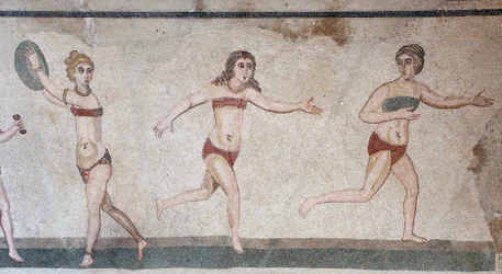Cámara de las Diez Doncellas o el mosaico de las "chicas en bikini". Vista general del panel superior: peso, lanzamiento de disco y carrera. Siglo III - IV. Villa Romana del Casale, Sicilia. Sitio UNESCO.