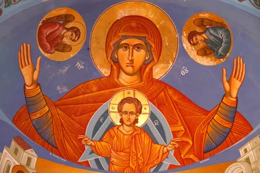 Fresco en el techo del presbiterio en la iglesia ortodoxa de Pedoulas. Virgen y Niño