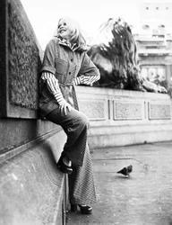 Traje pantalón a cuadros, octubre de 1972
