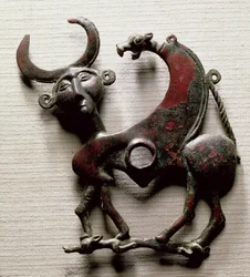 Pieza de mejilla de un bocado de caballo en forma de bestia con cabeza humana, de Luristán, Irán Occidental, c.800-700 a.C.