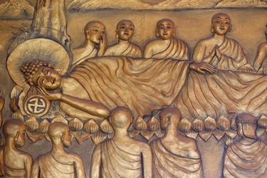 Pagoda budista Chua Thiep Long. Buda reclinado. Después de 45 años de enseñar el Dharma, el Buda pasó a Parinirvana. Estatua. Thay Ninh, Vietnam