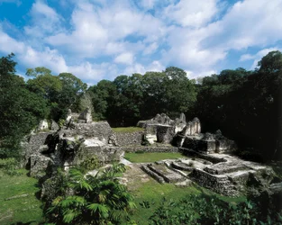 Civilización precolombina: vista del sitio maya de Uaxactun (Grupo A). Petén, Guatemala.