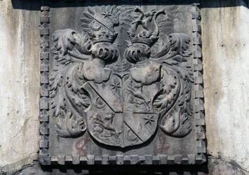 Escudo de armas en puerta de madera de una casa en Lavis, Trento, Trentino-Alto Adige, Italia