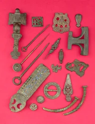 Colección de antigüedades anglosajonas, vikingas y celtas, incluyendo broches cruciformes anglosajones y monturas de cubiertas de libros y alfileres de cabeza anular hiberno-vikingos, que van desde el siglo IV a.C. hasta el IX d.C.