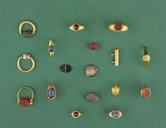 Colección de joyería romana, etrusca y helenística incluyendo un anillo escarabajo fenicio, un camafeo, soportes de amuletos y un intaglio de ágata, que van desde el siglo VI a.C. hasta el IV d.C.