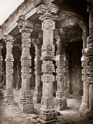 Columnata de la mezquita de Quwwat-ul-Islam en el complejo Qutb Minar, Delhi