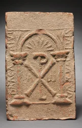Placa de tumba columbario con el monograma de Cristo, 500-800