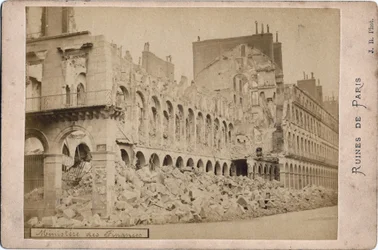 Comuna de París: vista de las ruinas del Ministerio de Finanzas en París en mayo de 1871. Fotografía J.R.