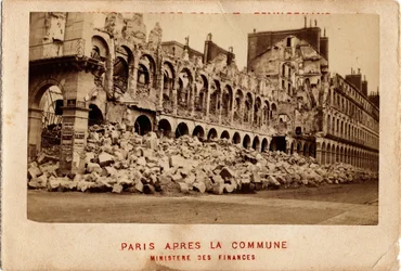 Comuna de París (1871) vista desde el Ministerio de Finanzas destruido. Fotografía. Impresión en cartón Dim. 10,4x6,9 cm