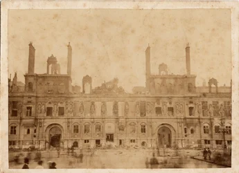 Comuna de París (1871): vista del incendio del Ayuntamiento en mayo de 1871. Fotografía anónima