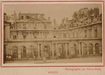 Comuna de París (1871): vista del Palais-Royal (Palais Royal) en París después del incendio de mayo de 1871. Fotografía de Pierre Pepetit