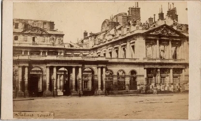 Comuna de París (1871): vista del Palais-Royal después del incendio de mayo de 1871. Fotografía anónima