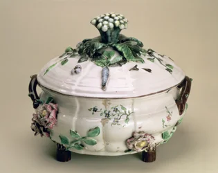 Sopera cubierta, decorada con ornamentos aplicados de flores y vegetales, por Johan Ludwig Eberhard Ehrenreich, Marieberg, finales del siglo XVIII