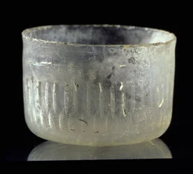 Copa con decoración tallada, de Siria o Egipto, Periodo Islámico, c.900 d.C.