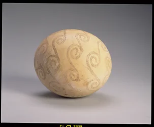 Huevo de avestruz decorado, egipcio, c.2do milenio a.C.