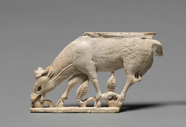 Placa decorativa: Ciervo pastando, 900-800 a.C.