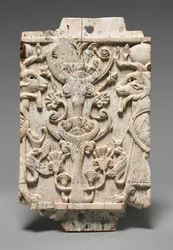 Placa decorativa: Esfinges con cabeza de carnero flanqueando un árbol sagrado, 900-800 a.C.