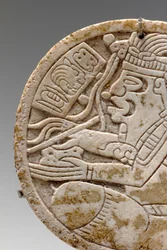 Detalle de un medallón maya, que representa a un escriba sentado con pluma en mano, c.550-950