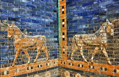 Detalle de la reconstrucción de la Puerta de Ishtar realizada en 1930 con ladrillos originales de hacia el 575 a.C., Museo de Pérgamo, Berlín, Alemania (foto)
