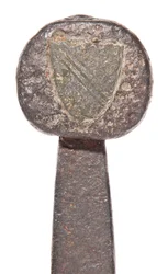 (detalle) de una espada ancha medieval tardía con hoja vikinga anterior y escudos de armas de la familia De Bohun