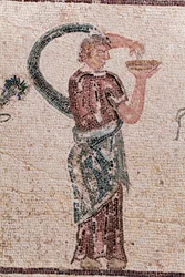 (detalle) El Triunfo de Dionisos - Retorno del dios de una expedición militar a la India - Una bacante sosteniendo un cuenco de libación - Mosaicos de Pafos, Casa de Dionisos, Finales del siglo II d.C. - Chipre - El triunfo de Dionisos - Largo mosaico que