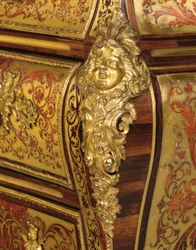 (detalle) de una cómoda de marquetería Regencia Boulle, siglo XVIII - XIX