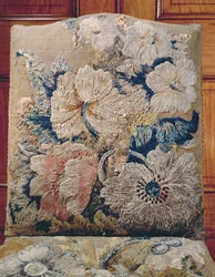 (detalle) de una cubierta trabajada por Jane Allgood, flores de gran tamaño en punto largo y corto en lanas y seda chenille, fondo dorado antiguo en punto de tienda