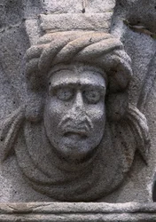 Detalle de un friso en un edificio histórico en la Plaza de la República en Viana Do Castelo, Portugal