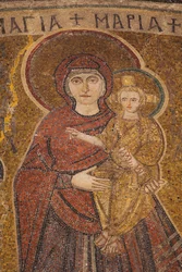 Detalle del mosaico del siglo VI en la iglesia de Panagia Angeloktistos en Kiti, que representa a la Virgen María y Jesús entre los dos arcángeles Miguel y Gabriel. Región de Larnaca, Chipre
