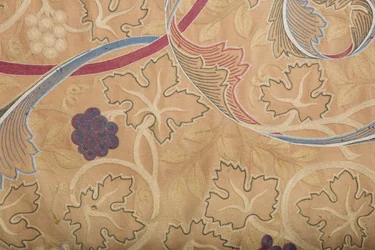 Detalle del dosel bordado diseñado por William Morris, expuesto en la pared este del presbiterio de la iglesia prioral (foto)