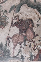 Detalle del mosaico de la pequeña caza. Un cazador está a punto de lanzar una lanza a una liebre. Siglo III - IV. Villa Romana del Casale, Sicilia. Sitio UNESCO.