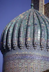 Detalle de la cúpula de azulejos de la Madrasa Shirdar, período Timúrida, Plaza Rigestán, c.1619-35